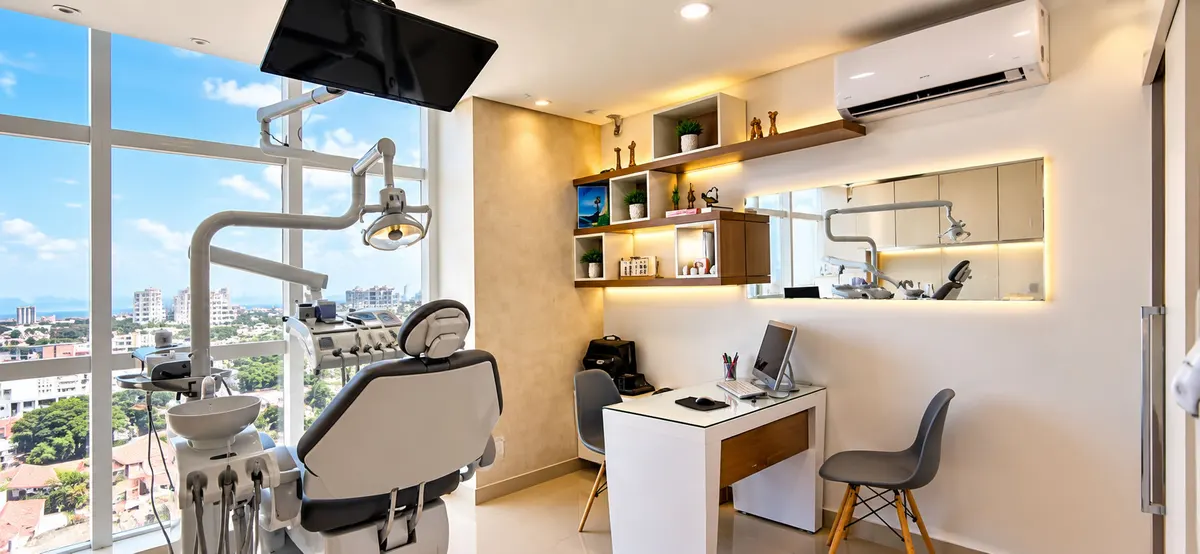 Consultório da Spa do Sorriso com cadeira odontológica e janela panorâmica