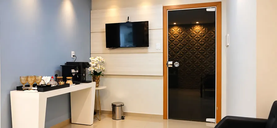 Recepção da Spa do Sorriso com cantinho de café e orquídeas